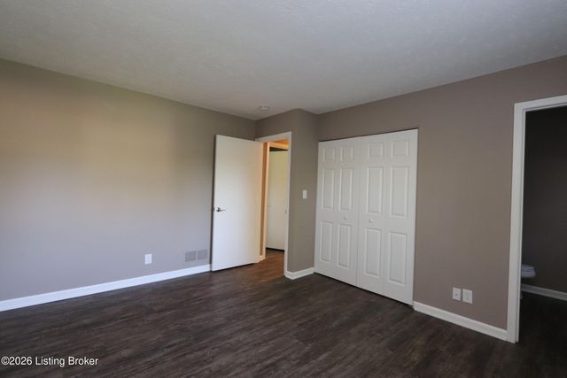 6810 Village Green Blvd, Pewee Valley, KY 40056