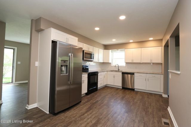 6810 Village Green Blvd, Pewee Valley, KY 40056