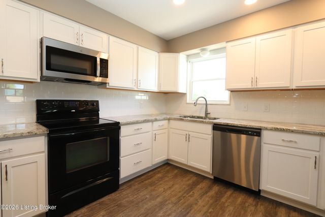 6810 Village Green Blvd, Pewee Valley, KY 40056