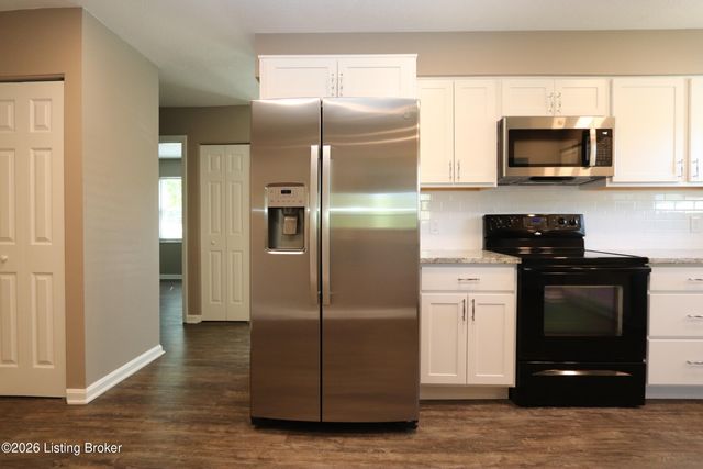 6810 Village Green Blvd, Pewee Valley, KY 40056