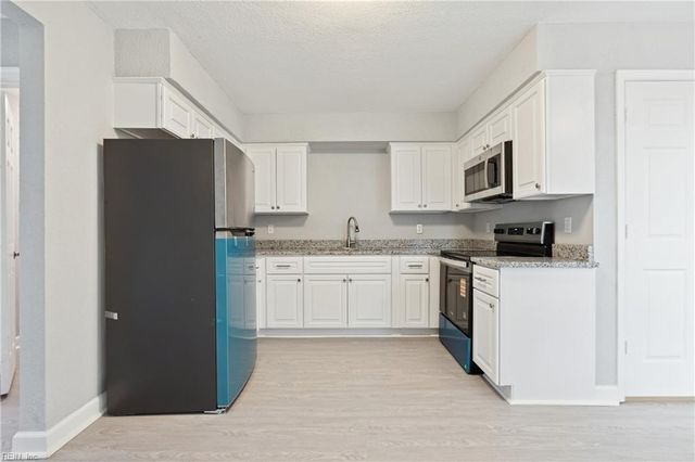 315 Roselynn LN, Virginia Beach, VA 23454