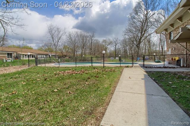 25315 Franklin Terrace 8, South Lyon, MI 48178