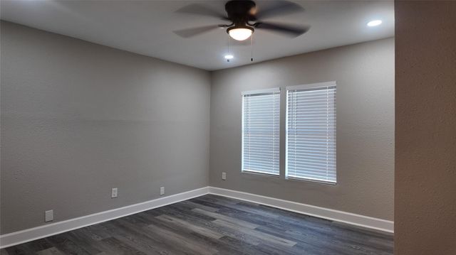 917 Temple Drive, Hitchcock, TX 77563