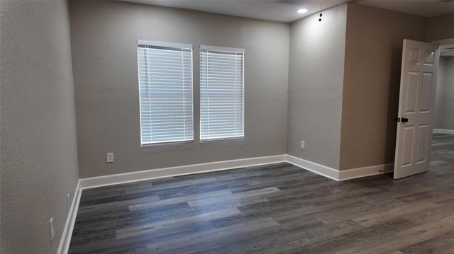 917 Temple Drive, Hitchcock, TX 77563