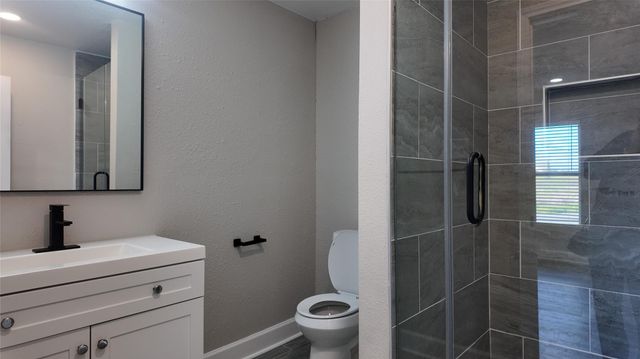 917 Temple Drive, Hitchcock, TX 77563