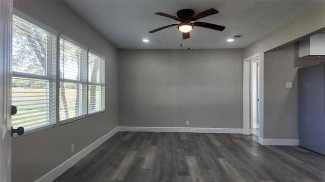 917 Temple Drive, Hitchcock, TX 77563