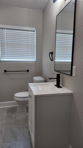 917 Temple Drive, Hitchcock, TX 77563