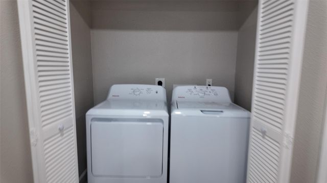 917 Temple Drive, Hitchcock, TX 77563