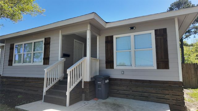 917 Temple Drive, Hitchcock, TX 77563