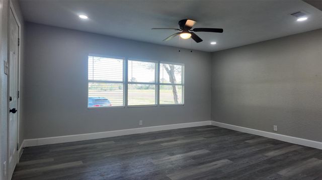 917 Temple Drive, Hitchcock, TX 77563