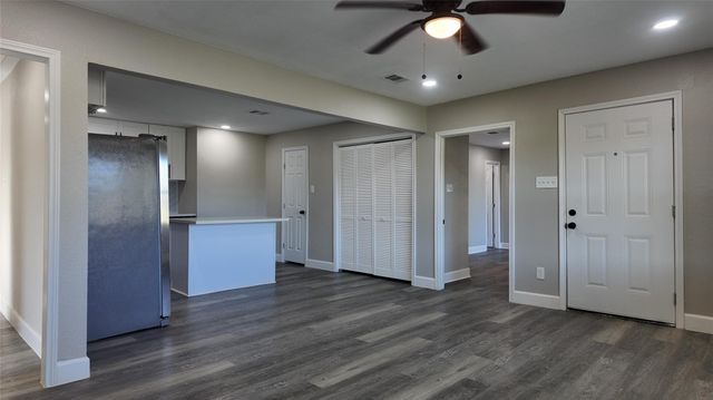 917 Temple Drive, Hitchcock, TX 77563