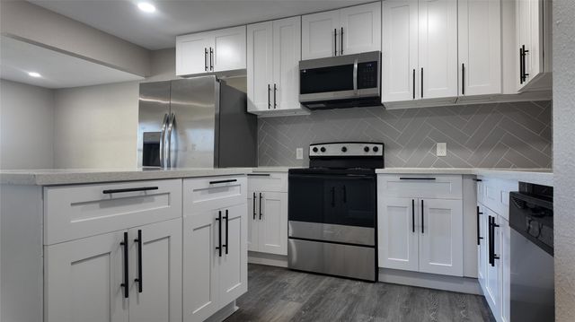 917 Temple Drive, Hitchcock, TX 77563