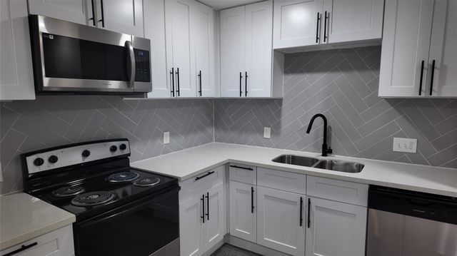 917 Temple Drive, Hitchcock, TX 77563