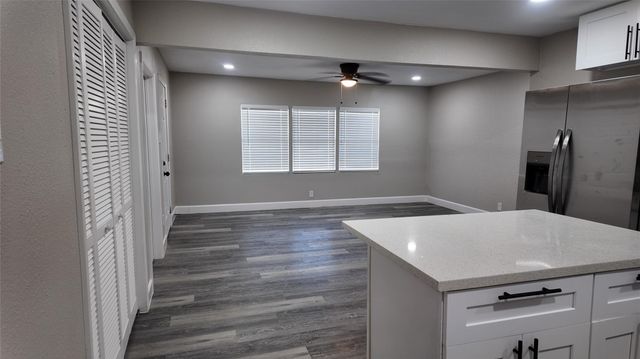 917 Temple Drive, Hitchcock, TX 77563