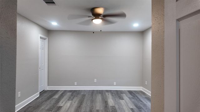 917 Temple Drive, Hitchcock, TX 77563