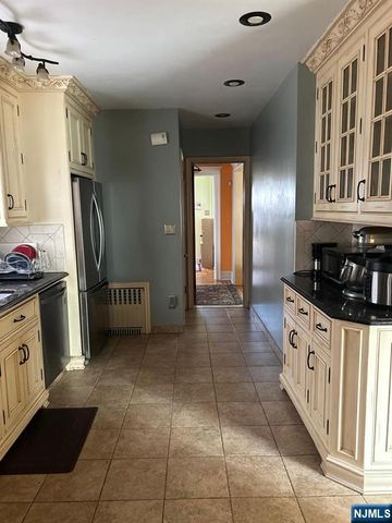 521 Olympia Avenue, Cliffside Park, NJ 07010