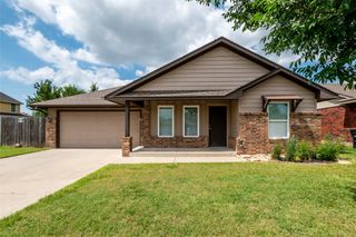621 SW 7th Street, Moore, OK 73160