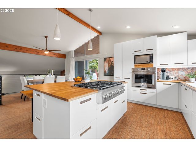 15330 Nw OAKHILLS Dr, Beaverton, OR 97006