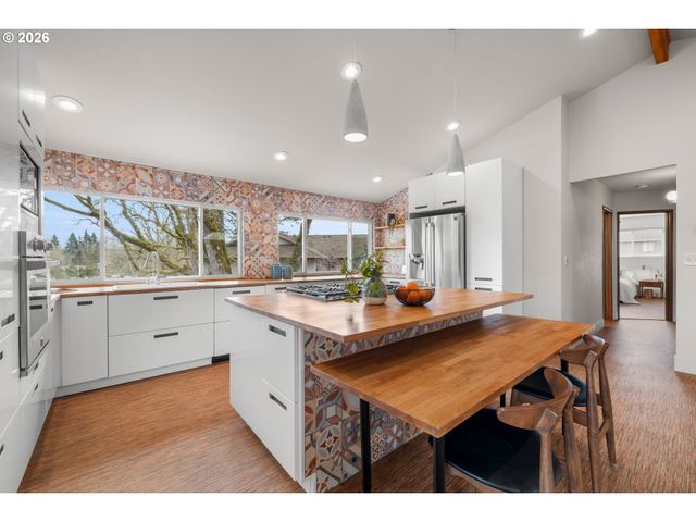 15330 Nw OAKHILLS Dr, Beaverton, OR 97006