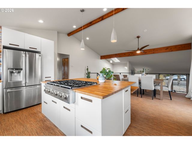 15330 Nw OAKHILLS Dr, Beaverton, OR 97006