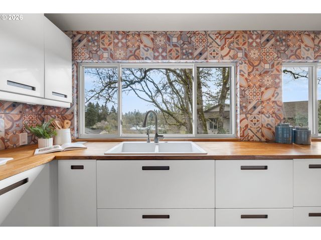 15330 Nw OAKHILLS Dr, Beaverton, OR 97006