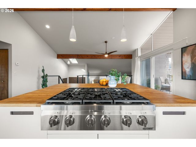 15330 Nw OAKHILLS Dr, Beaverton, OR 97006