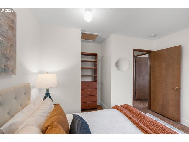 15330 Nw OAKHILLS Dr, Beaverton, OR 97006