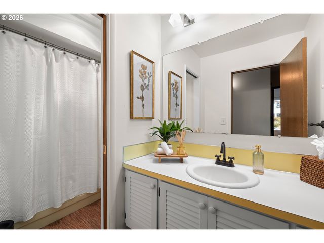 15330 Nw OAKHILLS Dr, Beaverton, OR 97006