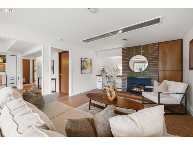 15330 Nw OAKHILLS Dr, Beaverton, OR 97006