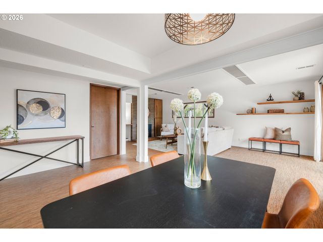 15330 Nw OAKHILLS Dr, Beaverton, OR 97006