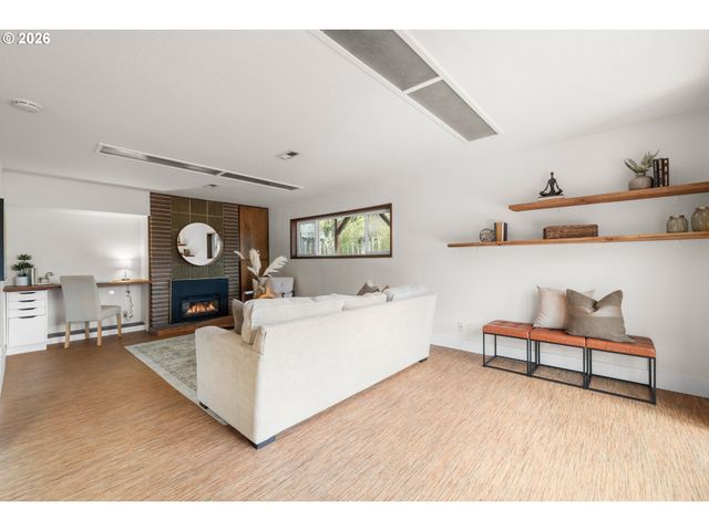 15330 Nw OAKHILLS Dr, Beaverton, OR 97006