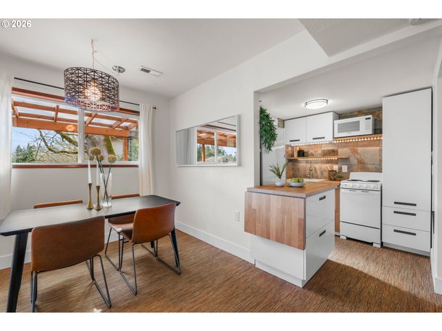 15330 Nw OAKHILLS Dr, Beaverton, OR 97006