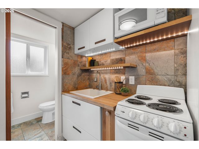 15330 Nw OAKHILLS Dr, Beaverton, OR 97006