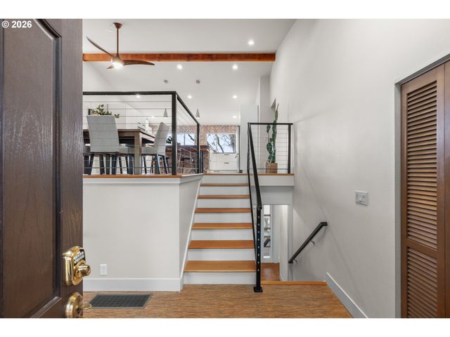 15330 Nw OAKHILLS Dr, Beaverton, OR 97006