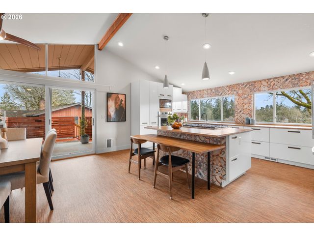 15330 Nw OAKHILLS Dr, Beaverton, OR 97006