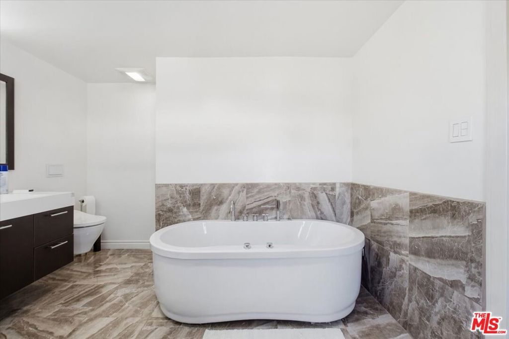 729 S Bronson Avenue, Los Angeles, CA 90005 — photo 5