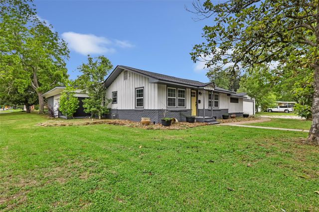 302 E Kay Street, Dayton, TX 77535