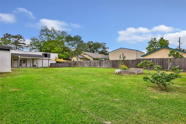 302 E Kay Street, Dayton, TX 77535