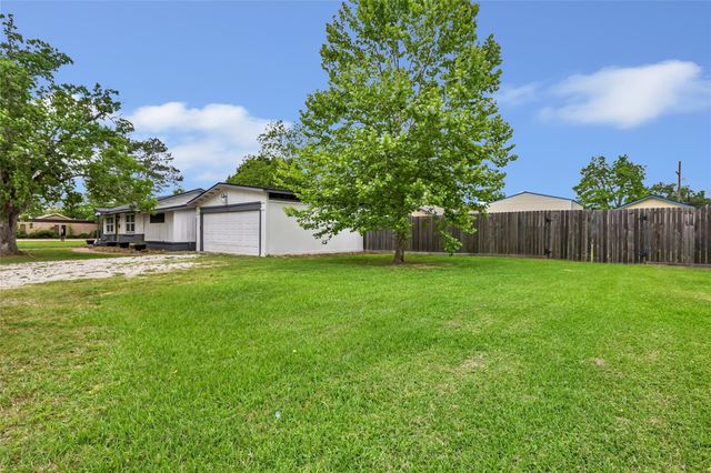 302 E Kay Street, Dayton, TX 77535