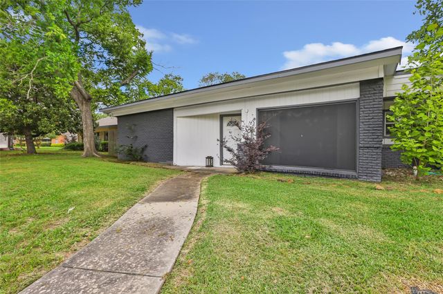 302 E Kay Street, Dayton, TX 77535