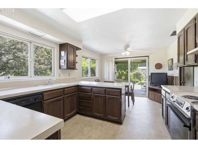 15651 HENRICI Rd, Oregon City, OR 97045