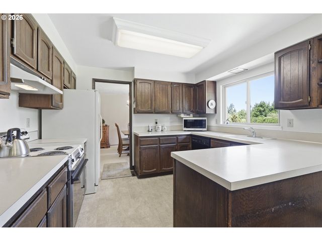 15651 HENRICI Rd, Oregon City, OR 97045