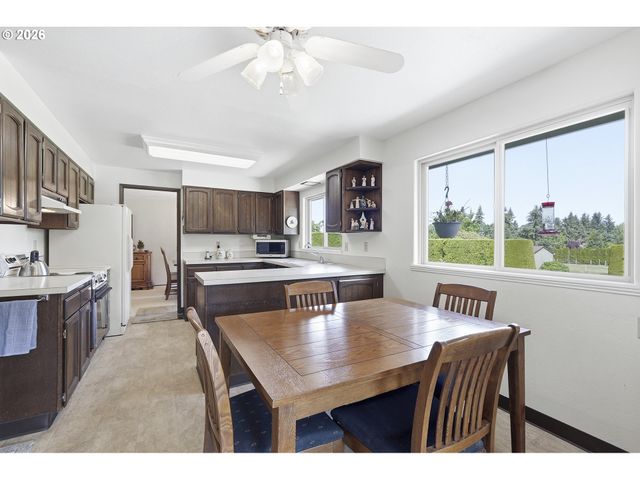 15651 HENRICI Rd, Oregon City, OR 97045