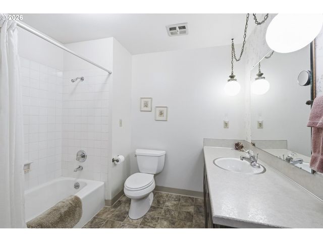 15651 HENRICI Rd, Oregon City, OR 97045