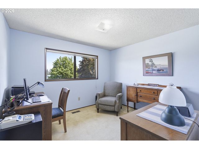 15651 HENRICI Rd, Oregon City, OR 97045