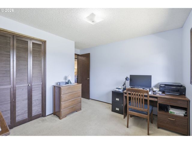 15651 HENRICI Rd, Oregon City, OR 97045