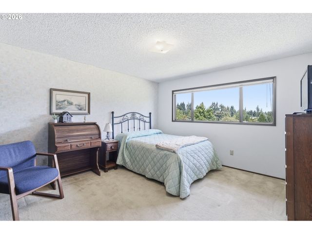 15651 HENRICI Rd, Oregon City, OR 97045