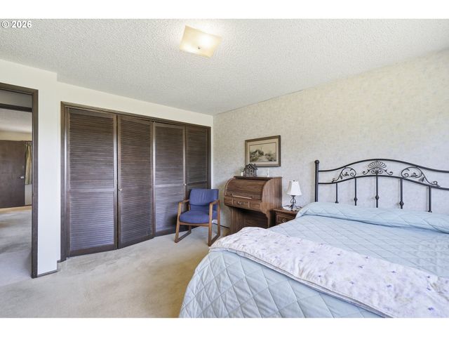 15651 HENRICI Rd, Oregon City, OR 97045