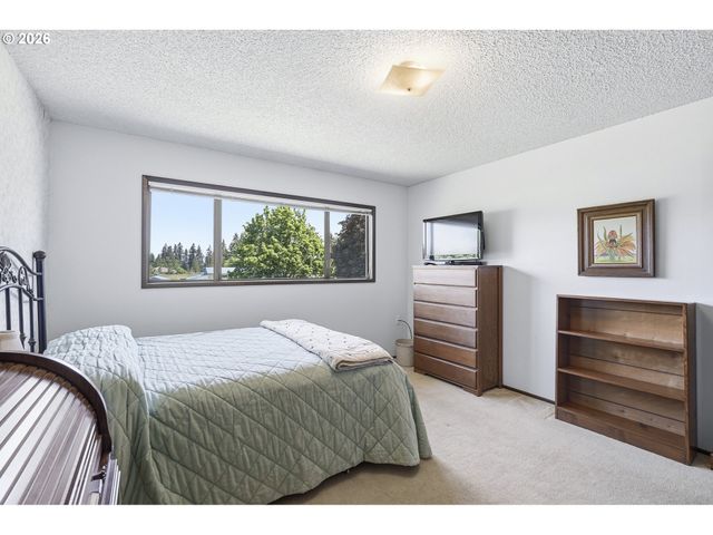 15651 HENRICI Rd, Oregon City, OR 97045