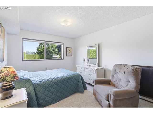 15651 HENRICI Rd, Oregon City, OR 97045